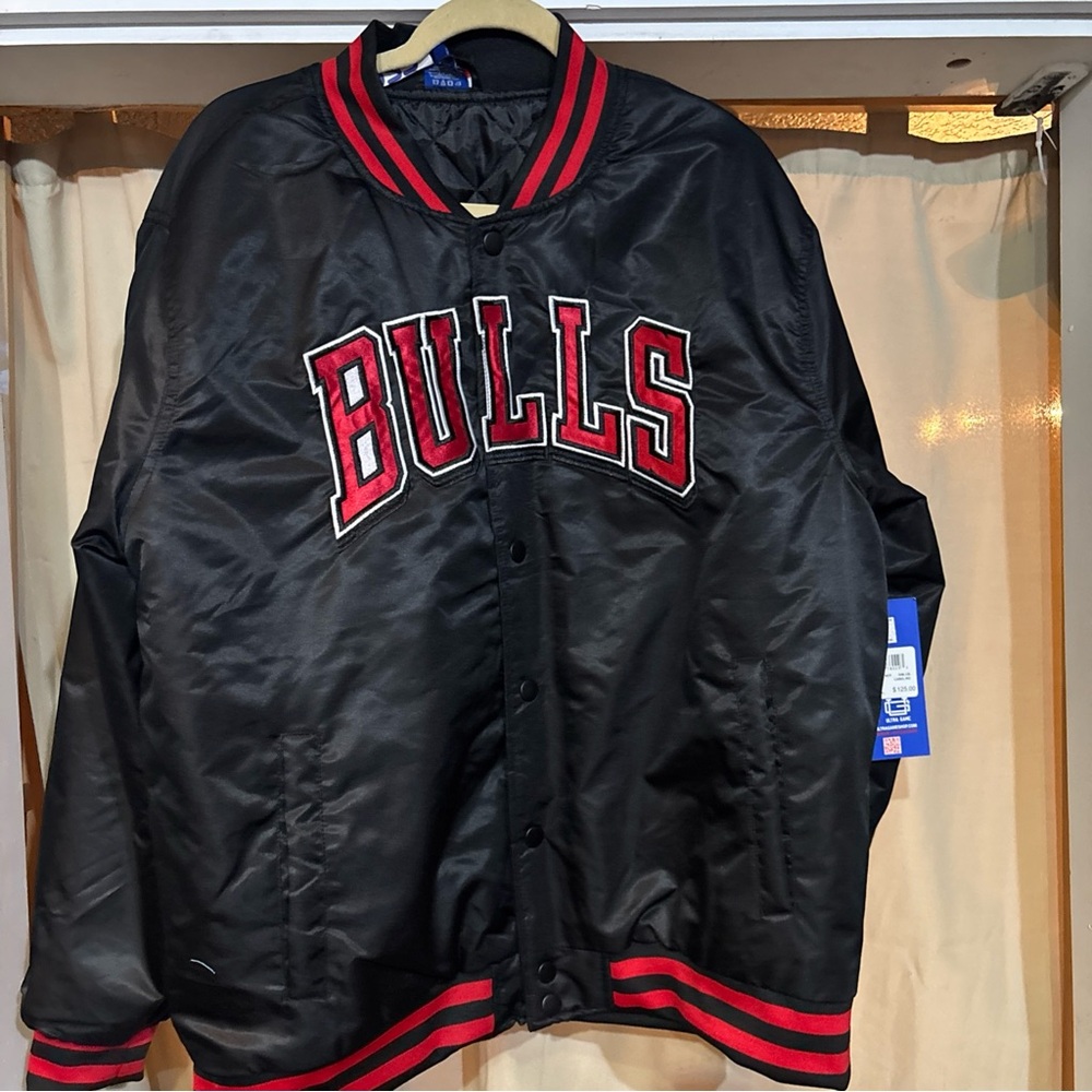 New Chicago Bulls Coat Quilted Lining Full Zip Black / Red sm/XL  Logo Bull C23